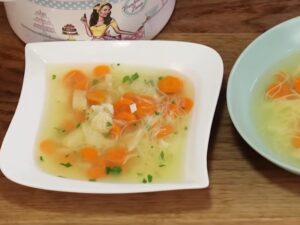 dva tanjira u kojima je servirana domaća supa