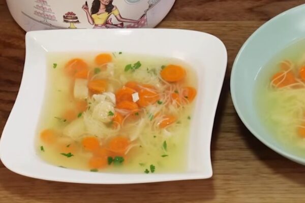 dva tanjira u kojima je servirana domaća supa