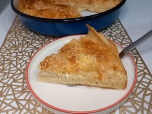 serviranje pite gužvare na tanjiru