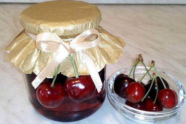 prikaz saltkog od trešanja u teglici i trešnje pored u maloj staklenoj činiji