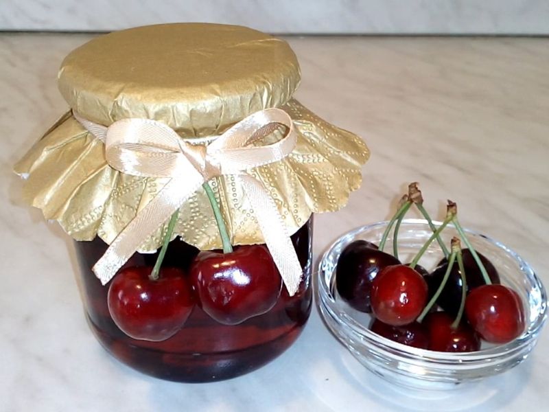 prikaz saltkog od trešanja u teglici i trešnje pored u maloj staklenoj činiji