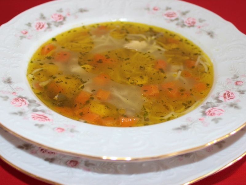 servirana domaća supa sa pilećim mesom